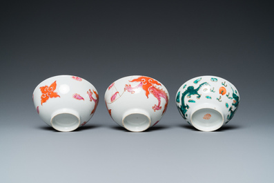 Vier Chinese 'draken' kommen, een schotel en een famille rose bord met verhalend decor, Yongzheng en later