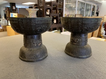Een paar bronzen rituele 'Dou' vaten, Chenghua, volgens inscriptie gedateerd 1480