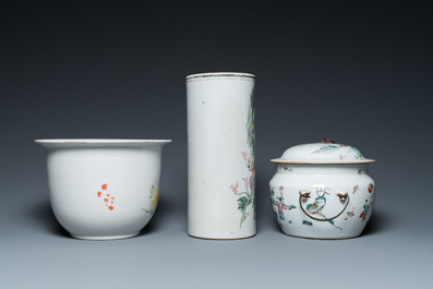 A Chinese qianjiang cai hat stand, a jardini&egrave;re and a famille rose bowl and cover, 19/20th C.