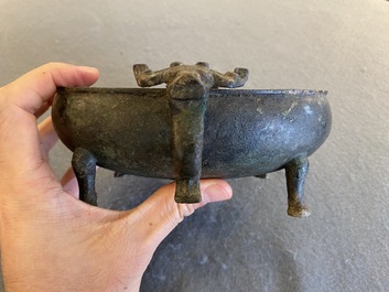 Een Chinese archa&iuml;sche rituele bronzen 'Dui' voedselkom, Periode van de Strijdende Staten