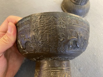 Een paar bronzen rituele 'Dou' vaten, Chenghua, volgens inscriptie gedateerd 1480