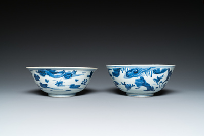 Twee Chinese blauw-witte kommen met eenden, herten en kraanvogels, Wanli