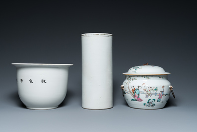 A Chinese qianjiang cai hat stand, a jardini&egrave;re and a famille rose bowl and cover, 19/20th C.