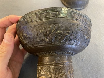 Een paar bronzen rituele 'Dou' vaten, Chenghua, volgens inscriptie gedateerd 1480