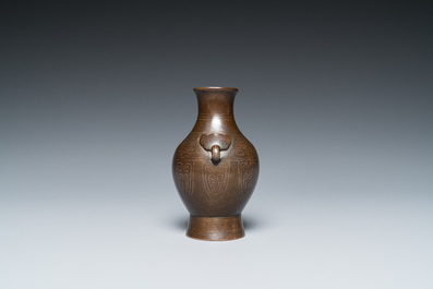 Vase de forme 'hu' en bronze incrust&eacute; d'argent, Chine, 17/18&egrave;me