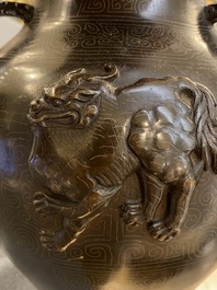 Vase de forme 'hu' en bronze incrust&eacute; d&eacute;cor&eacute; en relief, Chine, marque de Xuande, fin Ming