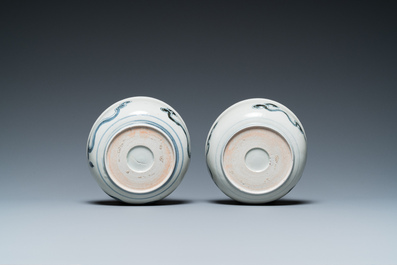 A pair of Japanese blue and white Arita 'dragon' bowls, Edo, 18th C.