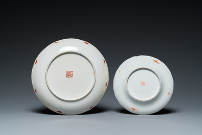 Vier Chinese 'draken' kommen, een schotel en een famille rose bord met verhalend decor, Yongzheng en later