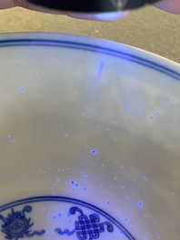 Een Chinese blauw-witte 'Wan Shou Wu Jiang' kom, Qianlong merk en periode