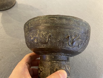 Een paar bronzen rituele 'Dou' vaten, Chenghua, volgens inscriptie gedateerd 1480