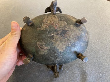Een Chinese archa&iuml;sche rituele bronzen 'Dui' voedselkom, Periode van de Strijdende Staten