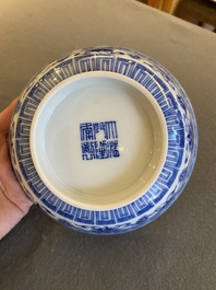 Een Chinese blauw-witte 'Wan Shou Wu Jiang' kom, Qianlong merk en periode