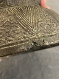 Een paar bronzen rituele 'Dou' vaten, Chenghua, volgens inscriptie gedateerd 1480
