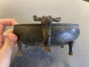 Een Chinese archa&iuml;sche rituele bronzen 'Dui' voedselkom, Periode van de Strijdende Staten