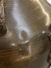 Vase de forme 'hu' en bronze incrust&eacute; d&eacute;cor&eacute; en relief, Chine, marque de Xuande, fin Ming