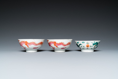 Vier Chinese 'draken' kommen, een schotel en een famille rose bord met verhalend decor, Yongzheng en later