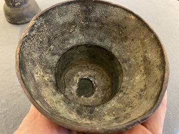 Een paar bronzen rituele 'Dou' vaten, Chenghua, volgens inscriptie gedateerd 1480