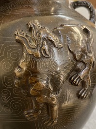 Vase de forme 'hu' en bronze incrust&eacute; d&eacute;cor&eacute; en relief, Chine, marque de Xuande, fin Ming