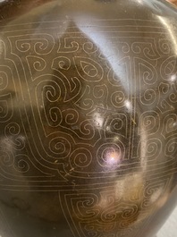 Vase de forme 'hu' en bronze incrust&eacute; d&eacute;cor&eacute; en relief, Chine, marque de Xuande, fin Ming