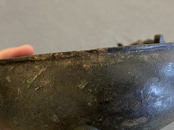 Een Chinese archa&iuml;sche rituele bronzen 'Dui' voedselkom, Periode van de Strijdende Staten