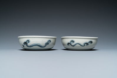A pair of Japanese blue and white Arita 'dragon' bowls, Edo, 18th C.