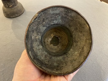 Een paar bronzen rituele 'Dou' vaten, Chenghua, volgens inscriptie gedateerd 1480