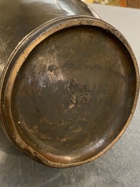 Vase de forme 'hu' en bronze incrust&eacute; d&eacute;cor&eacute; en relief, Chine, marque de Xuande, fin Ming