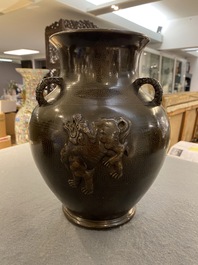 Vase de forme 'hu' en bronze incrust&eacute; d&eacute;cor&eacute; en relief, Chine, marque de Xuande, fin Ming