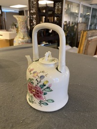 Een Chinese famille rose theepot met deksel, Yongzheng merk en periode