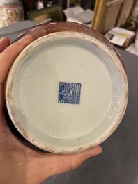 Vase de forme 'hu' en porcelaine de Chine &agrave; &eacute;mail langyao, R&eacute;publique