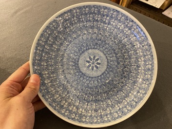 Een Chinese blauw-witte schotel met floraal decor, Guangxu merk en periode