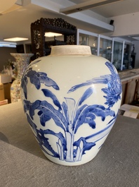 Een Chinese blauw-witte 'kylin' pot, Shunzhi