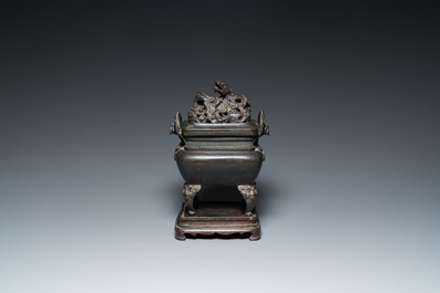 Br&ucirc;le-parfum aux dragons et son couvercle ajour&eacute; sur son support en bronze, Chine, 17&egrave;me