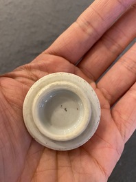 Een Chinese famille rose theepot met deksel, Yongzheng merk en periode