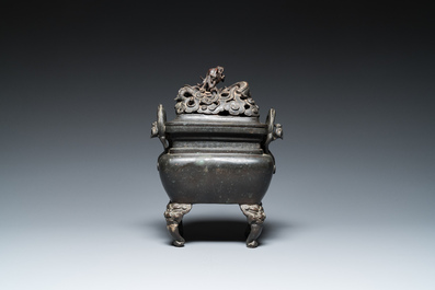 Br&ucirc;le-parfum aux dragons et son couvercle ajour&eacute; sur son support en bronze, Chine, 17&egrave;me