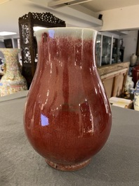 Vase de forme 'hu' en porcelaine de Chine &agrave; &eacute;mail langyao, R&eacute;publique