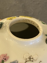 Een Chinese famille rose theepot met deksel, Yongzheng merk en periode