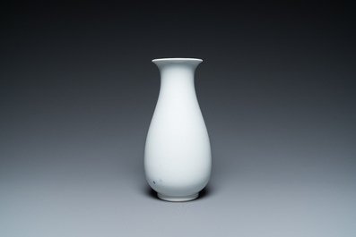 Een Chinese blauw-witte en koperrode 'tijger' vaas, Zhong Guo Jingdezhen Zhi 中國景德鎮製 merk, 20e eeuw