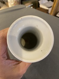 Een Chinese famille rose rouleau vaas, Daoguang merk, 19e eeuw