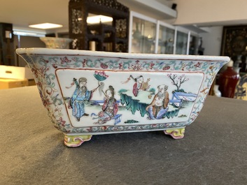A rectangular Chinese famille rose jardini&egrave;re, 19th C.