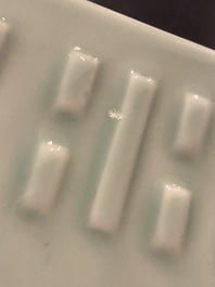 Een Chinese monochrome celadon 'cong' vaas met trigrammen, Guangxu merk en periode