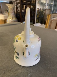 Een Chinese famille rose theepot met deksel, Yongzheng merk en periode
