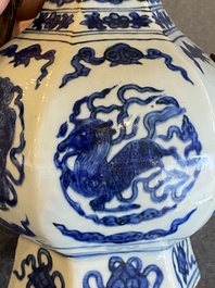 Vase en porcelaine de Chine en bleu et blanc transform&eacute; en verseuse pour le march&eacute; ottoman, Jiajing