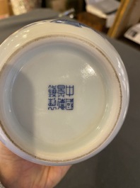 Een Chinese blauw-witte en koperrode 'tijger' vaas, Zhong Guo Jingdezhen Zhi 中國景德鎮製 merk, 20e eeuw