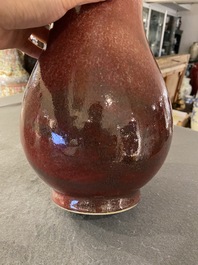 Vase de forme 'hu' en porcelaine de Chine &agrave; &eacute;mail langyao, R&eacute;publique