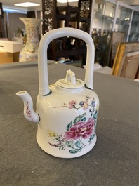 Een Chinese famille rose theepot met deksel, Yongzheng merk en periode