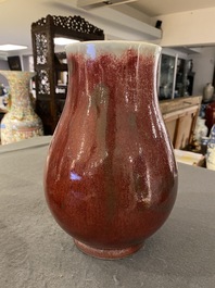 Vase de forme 'hu' en porcelaine de Chine &agrave; &eacute;mail langyao, R&eacute;publique