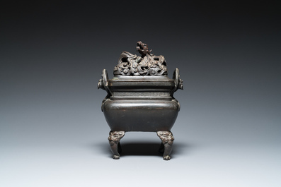 Br&ucirc;le-parfum aux dragons et son couvercle ajour&eacute; sur son support en bronze, Chine, 17&egrave;me