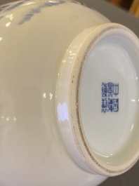 Een Chinese blauw-witte en koperrode 'tijger' vaas, Zhong Guo Jingdezhen Zhi 中國景德鎮製 merk, 20e eeuw