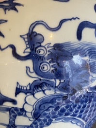 Een Chinese blauw-witte 'kylin' pot, Shunzhi